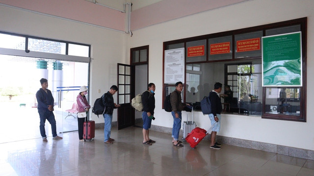 Người dân làm thủ tục nhập cảnh từ Campuchia vào Việt Nam qua Cửa khẩu quốc tế Hoa Lư (Bình Phước) Ảnh: HOÀNG GIÁP