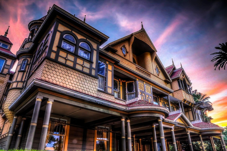 Winchester Mystery House (Mỹ) luôn là chủ đề gây tò mò với nhiều người. Thuộc sở hữu của bà Sarah Winchester, dinh thự là một trong những nơi có cấu trúc kỳ lạ nhất trên thế giới. Mục đích bà xây dựng ngôi nhà là để xoa dịu những linh hồn đã thiệt mạng do công ty chồng bà gây ra. Ngày nay, dinh thự vẫn đang chờ đợi những nhà thám hiểm đến khám phá. Ảnh: SFGATE.