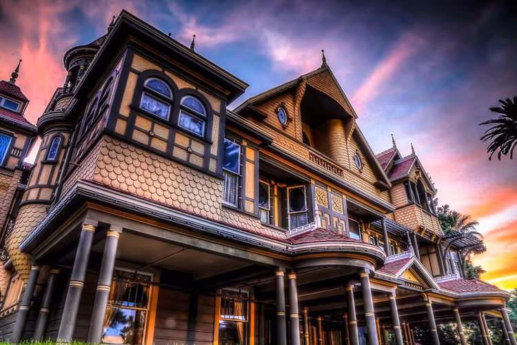 Winchester Mystery House (Mỹ) luôn là chủ đề gây tò mò với nhiều người. Thuộc sở hữu của bà Sarah Winchester, dinh thự là một trong những nơi có cấu trúc kỳ lạ nhất trên thế giới. Mục đích bà xây dựng ngôi nhà là để xoa dịu những linh hồn đã thiệt mạng do công ty chồng bà gây ra. Ngày nay, dinh thự vẫn đang chờ đợi những nhà thám hiểm đến khám phá. Ảnh: SFGATE.
