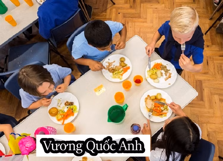 Luật pháp nước này quy định các trường học phải cung cấp một bữa ăn lành mạnh gồm thịt, trái cây, rau và bánh mì ít đường. Trên thực tế, trẻ em Anh chuộng thức ăn nhanh, không quá cầu kì trong cách chế biến như: pizza, khoai tây chiên và gà rán. Còn món tráng miệng thường thấy là trái cây, và mond bánh quế của Bỉ với sốt sô cô la được yêu thích nhất trong các ngôi trường ở Anh. Ảnh: internet.