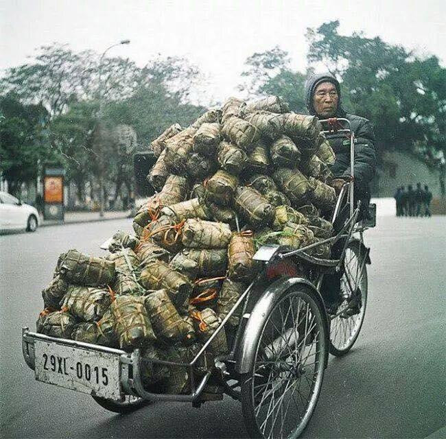 Chiếc xe xích lô chở đầy giò lụa.