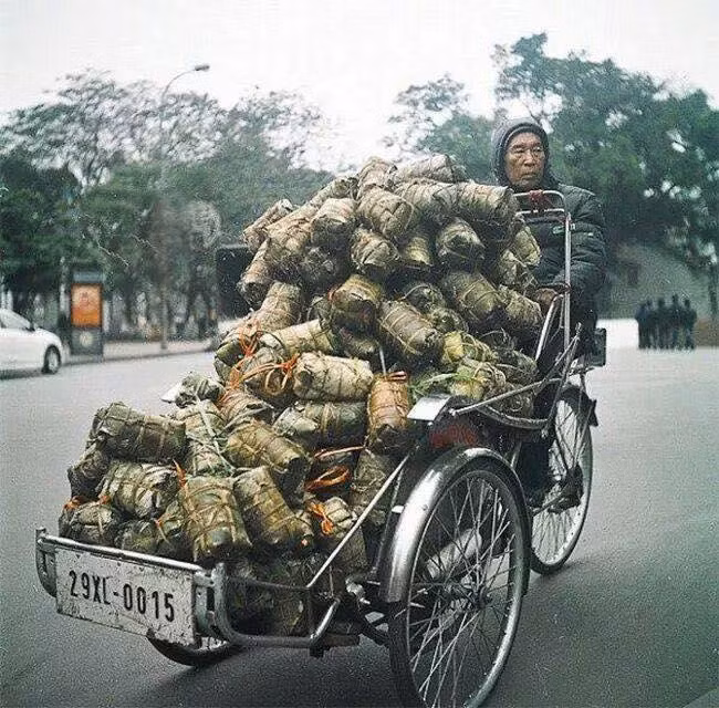 Chiếc xe xích lô chở đầy giò lụa.