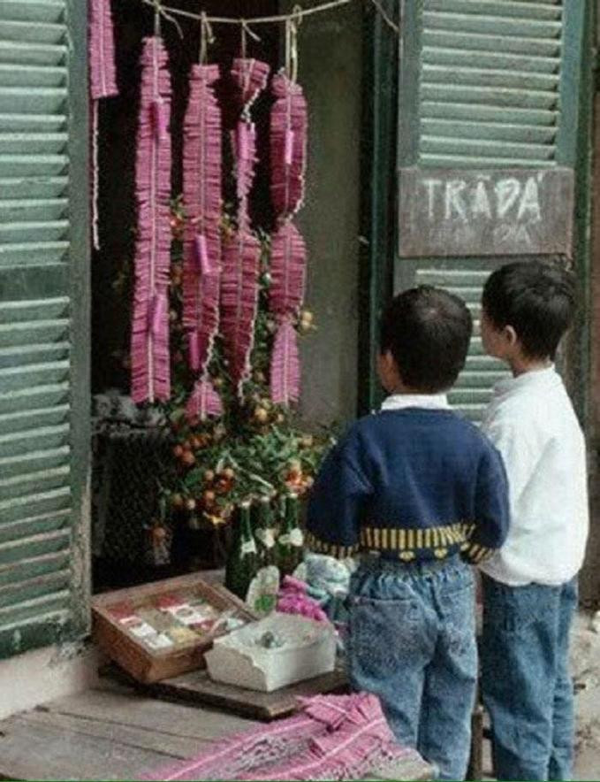 Đốt pháo là niềm háo hức của biết bao trẻ thơ.