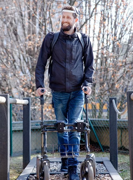 Gert-Jan Oskam cười hạnh phúc sau 12 năm không thể đi lại - Ảnh: CHUV / GILLES WEBER.