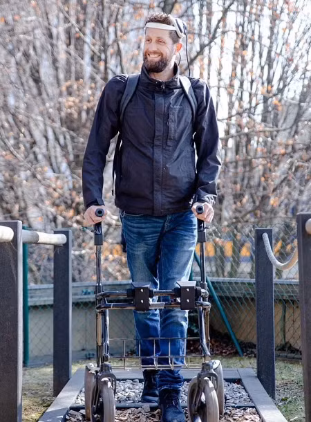 Gert-Jan Oskam cười hạnh phúc sau 12 năm không thể đi lại - Ảnh: CHUV / GILLES WEBER.