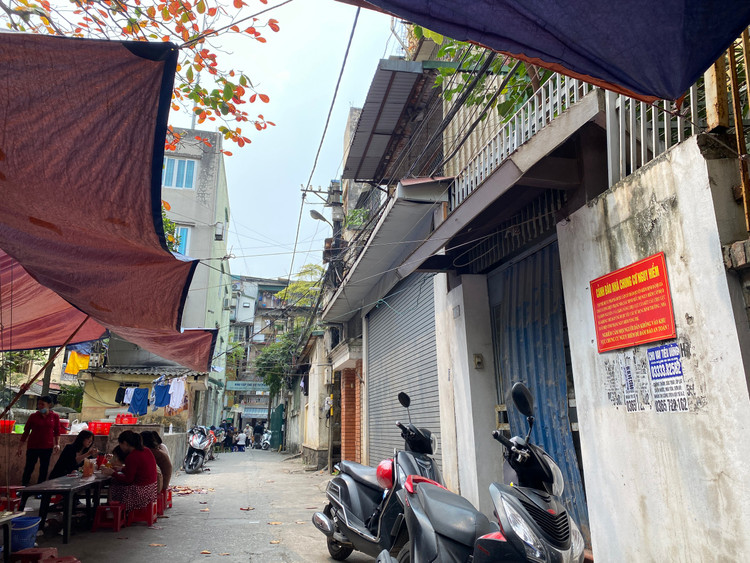 Đến nay, sau gần 3 năm từ khi UBND TP Hà Nội giao UBND quận Ba Đình khẩn trương hoàn thành việc di dời, vẫn còn nhiều hộ dân vẫn sinh sống ở khu tập thể nguy hiểm này.