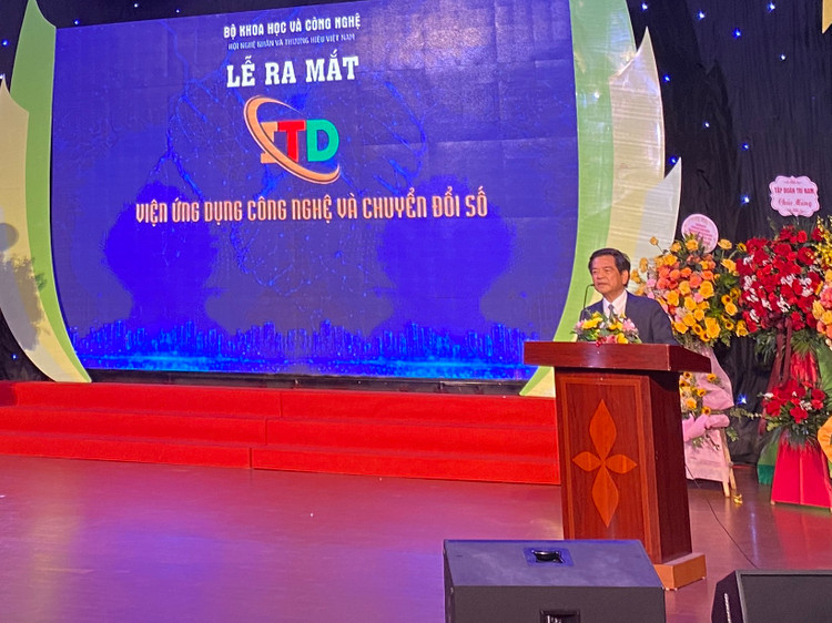 TS Lê Ngọc Dũng - Chủ tịch Hội Nghệ nhân và Thương hiệu Việt Nam phát biểu tại sự kiện. Ảnh: T.Huy