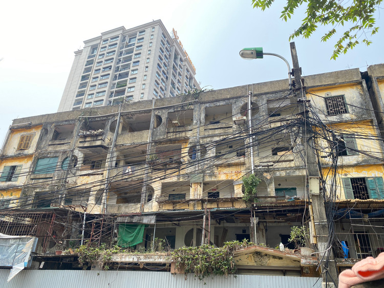 Theo ghi nhận của PV, vẫn còn nhiều hộ gia đình, hộ kinh doanh bám trụ sinh sống tại trong những căn chung cư này. Công trình nhà A tập thể 5 tầng Ngọc Khánh (phố Ngọc Khánh, quận Ba Đình), gồm 2 đơn nguyên xây dựng từ những năm 1980.