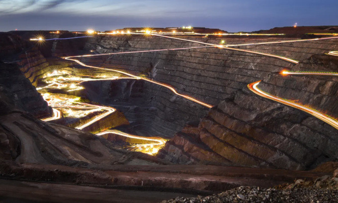 Con người đang khai thác khoáng sản như không có ngày mai - Ảnh: SHUTTERSTOCK