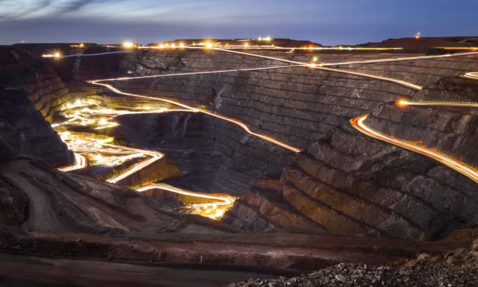 Con người đang khai thác khoáng sản như không có ngày mai - Ảnh: SHUTTERSTOCK