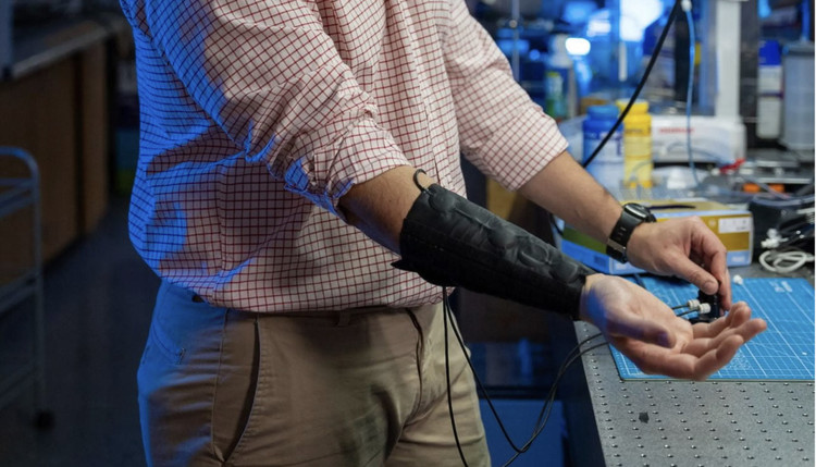 Thử nghiệm tích hợp công nghệ phản hồi xúc giác trên vải