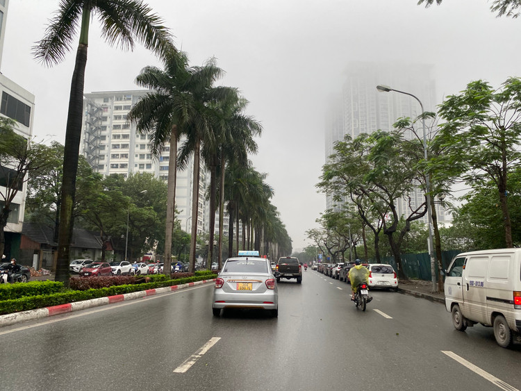 Hà Nội tiếp diễn mưa phùn, nồm ẩm. Ảnh: T.Huy