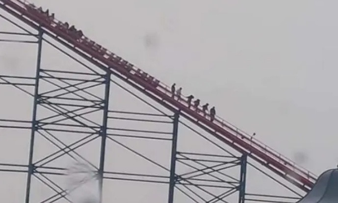 Du khách hoảng loạn khi tàu lượn siêu tốc đột ngột dừng ở độ cao 70m ảnh 1