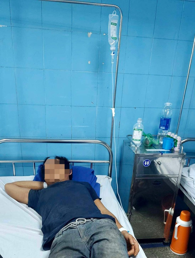 Một trong 3 bệnh nhân bị ngộ độc do ăn cóc, phải nhập viện cấp cứu. Ảnh: SKĐS