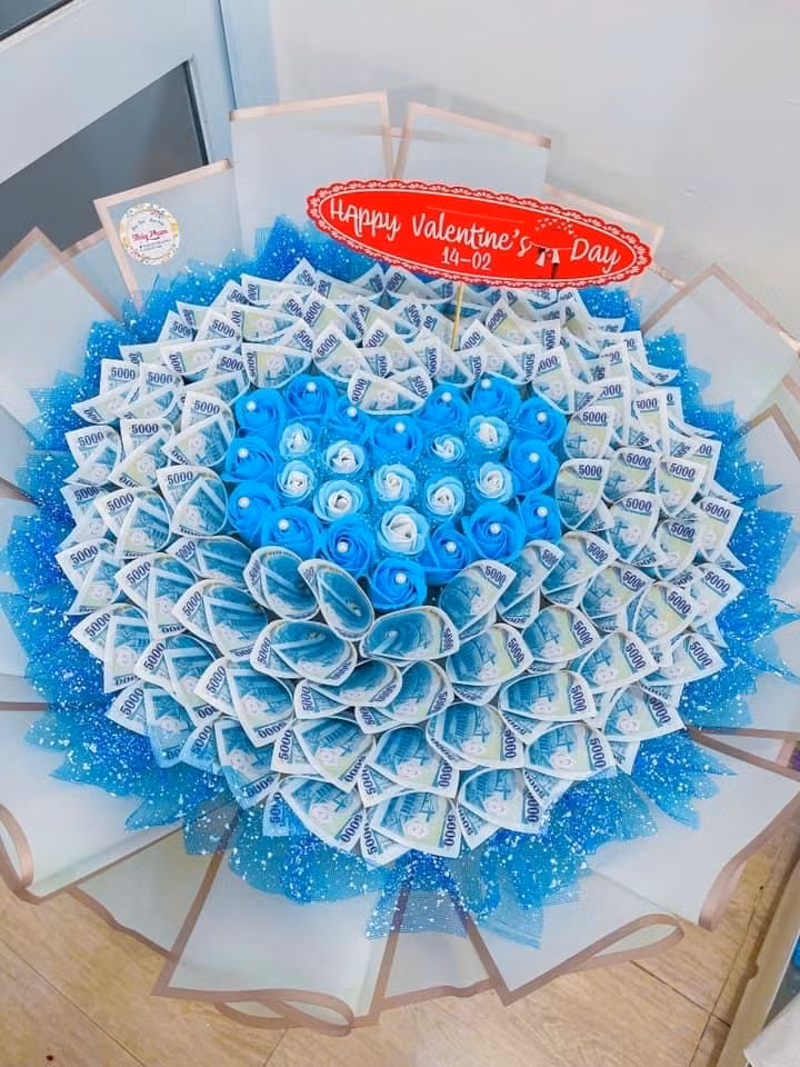 Ngoài việc phải trả chi phí cho số lượng tiền trong bó hoa, khách còn phải thanh toán thêm tiền công của mỗi bó từ 150.000 - 450.000 đồng.Giá một bó hoa tiền thường dao động từ vài triệu cho tới 15 - 20 triệu đồng tùy thuộc vào kích cỡ và mệnh giá tiền. Thông thường, đây là món quà của những khách hàng giàu có dùng để tặng cho một nửa của mình