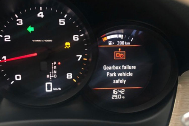 Sau khi chủ nhân lấy chiếc Porsche Macan mới thay cản trước để sử dụng và lăn bánh được khoảng 1km thì bất ngờ phát hiện xe chảy dầu và báo lỗi.