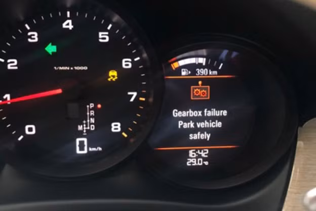 Sau khi chủ nhân lấy chiếc Porsche Macan mới thay cản trước để sử dụng và lăn bánh được khoảng 1km thì bất ngờ phát hiện xe chảy dầu và báo lỗi.