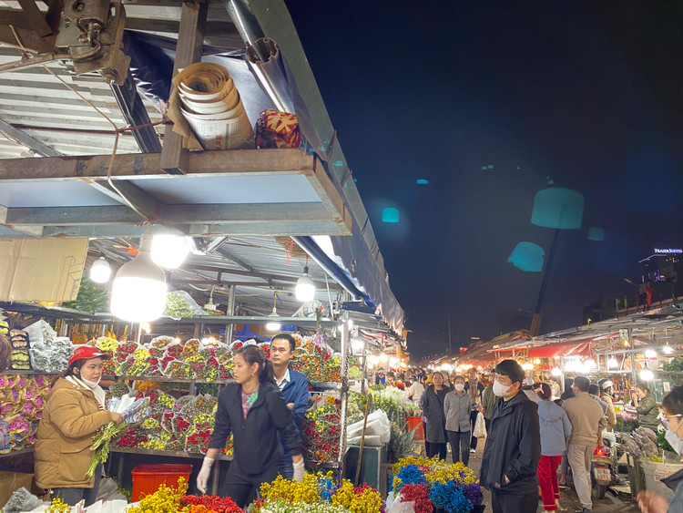 Gần 8/3, chợ hoa Quảng Bá lớn nhất thủ đô càng nhộn nhịp, tấp nập cảnh kẻ bán người mua. Chợ mở vào buổi đêm vừa để các chủ hoa trên địa bàn lấy về bán, vừa tiện cho giao thông vắng vẻ - Ảnh: T.Huy