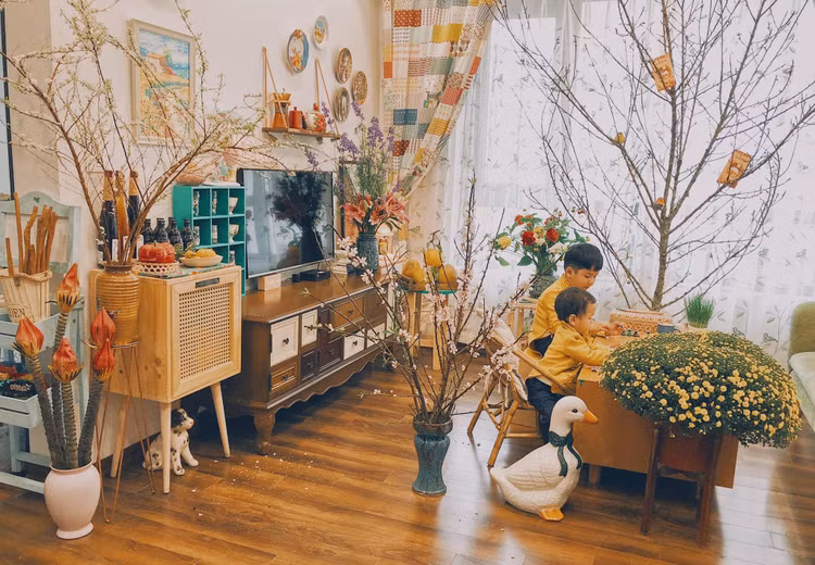 Nếu muốn tái hiện không khí Tết xưa ở Hà Nội, bạn có thể cắm 1 bình hoa thược dược, lay ơn, đồng tiền, violet, hoa phăng - Ảnh:vietnamnet.