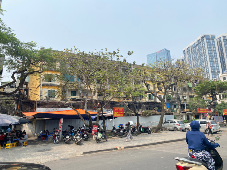 Trong Chương trình phát triển nhà ở TP Hà Nội (giai đoạn 2021 -2030) dự kiến hoàn thành phá dỡ trong quý III/2023 để cải tạo xây dựng lại có 10 khu tập thể cũ. Cụ thể, 6 khu có tính khả thi cao như: Kim Liên, Trung Tự, Khương Thượng, Thanh Xuân Bắc, Thanh Xuân Nam, Nghĩa Tân và 4 khu có nhà nguy hiểm cấp D: Giảng Võ, Thành Công, Ngọc Khánh, Bộ Tư pháp. - Ảnh:T.Huy