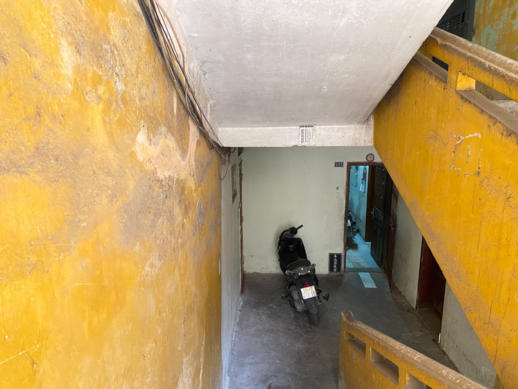 Nhưng theo quan sát của Pv, hiện trong khu tập thể vẫn còn khoảng 5 đến 6 hộ dân vẫn còn sinh hoạt khiến việc di dời gặp khó khăn.