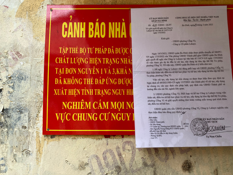 Nhiều nơi trong khu tập thể được dán cảnh báo nguy hiểm và yêu cầu hộ dân ra khỏi khu vực nguy hiểm.