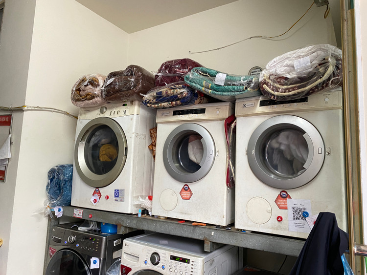 Máy giặt hoạt động hết công suất.