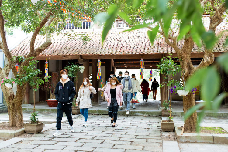 Ngày càng nhiều người trẻ tuổi thích đi lễ chùa đầu năm - Ảnh:bacninhtv