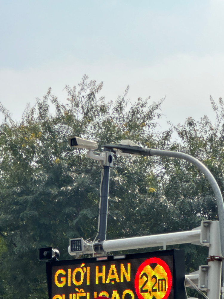 Theo đại diện Ban Duy tu các công trình giao thông Hà Nội, biển báo thông minh sử dụng ứng dụng nền tảng trí tuệ nhân tạo (AI) phân tích, xử lý hình ảnh bằng camera.