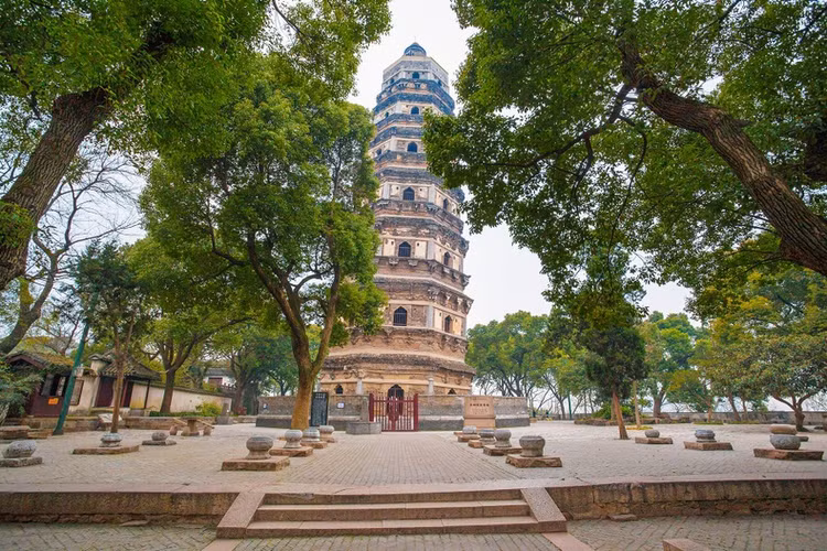 Chùa Đồi Hổ, Trung Quốc: Nằm trên một đỉnh đồi ở Tô Châu, Giang Tô, ngôi chùa hơn 1.000 năm tuổi, được hoàn thành vào năm 961 đầu triều đại Bắc Tống. Với một nửa nằm trên mỏm đá và một nửa nằm trên đất mềm hơn, chùa Đồi Hổ bắt đầu nghiêng vào thời nhà Minh (1368-1644). Công trình 7 tầng, được làm bằng gạch, cao 47,5 m và ước tính nghiêng một góc 3,5 độ. Ảnh: Meiqianbao.