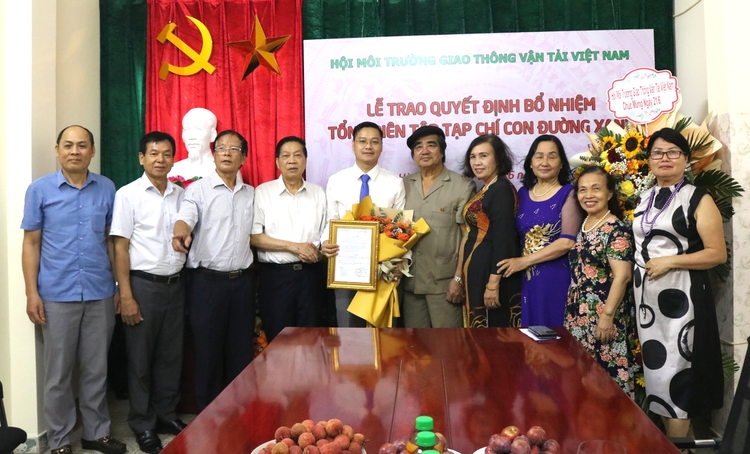 Các đồng chí trong Ban Thường vụ, Ban chấp hành Hội chúc mừng Nhà báo Hoàng Minh Thành.