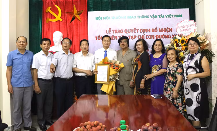 Các đồng chí trong Ban Thường vụ, Ban chấp hành Hội chúc mừng Nhà báo Hoàng Minh Thành.