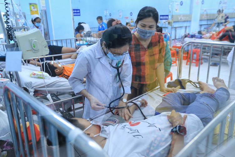 Khi mắc bệnh sốt xuất huyết không nên tự ý điều trị tại nhà.. Ảnh: NHẬT THỊNH