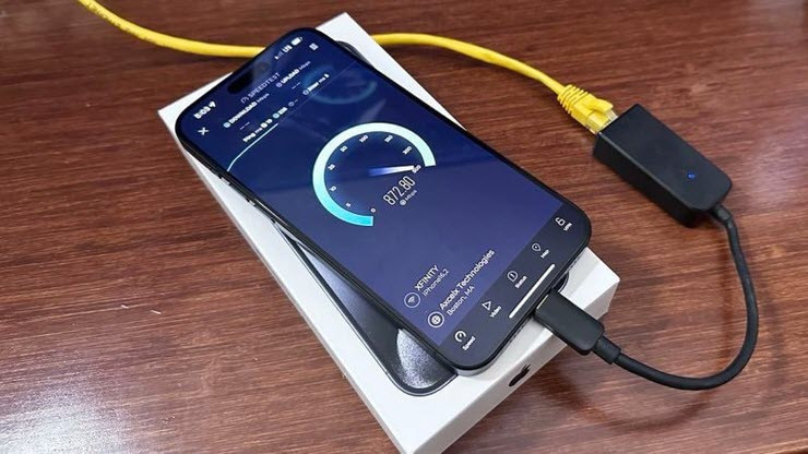 Tốc độ tải về hơn 800Mbps trên iPhone 15 thông qua bộ chuyển đổi USB-C sang Ethernet.