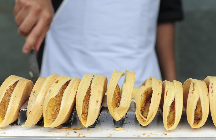 Apam balik (Malaysia): Món bánh này có nhiều tên khác nhau trên khắp Malaysia, Indonesia, Brunei và Singapore. Apam balik được chế biến ở dạng mỏng giòn hoặc dày mềm. Các loại nhân truyền thống thường bao gồm đậu phộng nghiền, đường và bơ. Ngoài ra, các biến tấu hiện đại có nhân từ bắp, chocolate chip, nho khô, phô mai bào hoặc sữa đặc. Apam balik được cho là xuất hiện ở Penang bởi những người Trung Quốc di cư từ tỉnh Phúc Kiến. Ảnh: Shutterstock.