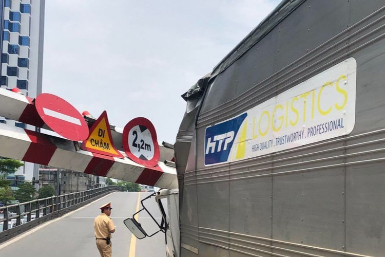 Theo Sở Giao thông Vận tải Hà Nội, nguyên nhân tai nạn giao thông ở cầu vượt này chủ yếu do xe khách, xe tải có chiều cao vượt quá quy định… cố tình di chuyển lên cầu, làm sập khung hạn chế, gây ùn tắc và mất an toàn giao thông.