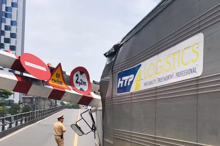 Theo Sở Giao thông Vận tải Hà Nội, nguyên nhân tai nạn giao thông ở cầu vượt này chủ yếu do xe khách, xe tải có chiều cao vượt quá quy định… cố tình di chuyển lên cầu, làm sập khung hạn chế, gây ùn tắc và mất an toàn giao thông.