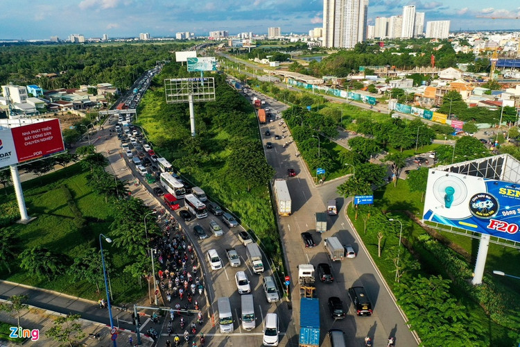 Dự án xây dựng nút giao An Phú (TP Thủ Đức) có tổng mức đầu tư 3.408 tỷ đồng được khởi công ngày 29/12/2022, dự kiến hoàn thành trước 30/4/2025. Về quy mô, dự án có phần đường từ 10 - 12 làn xe, phần hầm 4 làn xe, các cầu vượt mỗi nhánh 2 làn xe. Công trình thiết kế hầm chui hai chiều nối cao tốc TP.HCM – Long Thành – Dầu Giây với đường Mai Chí Thọ; xây dựng hai cầu vượt nối đường Mai Chí Thọ với Lương Định Của qua đường cao tốc và cầu vượt rẽ phải từ đường dẫn cao tốc qua Mai Chí Thọ; các hạng mục đảo tròn trung tâm, tháp biểu tượng, đài phun nước… Ảnh:zing.vn