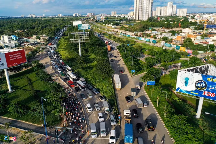 Dự án xây dựng nút giao An Phú (TP Thủ Đức) có tổng mức đầu tư 3.408 tỷ đồng được khởi công ngày 29/12/2022, dự kiến hoàn thành trước 30/4/2025. Về quy mô, dự án có phần đường từ 10 - 12 làn xe, phần hầm 4 làn xe, các cầu vượt mỗi nhánh 2 làn xe. Công trình thiết kế hầm chui hai chiều nối cao tốc TP.HCM – Long Thành – Dầu Giây với đường Mai Chí Thọ; xây dựng hai cầu vượt nối đường Mai Chí Thọ với Lương Định Của qua đường cao tốc và cầu vượt rẽ phải từ đường dẫn cao tốc qua Mai Chí Thọ; các hạng mục đảo tròn trung tâm, tháp biểu tượng, đài phun nước… Ảnh:zing.vn