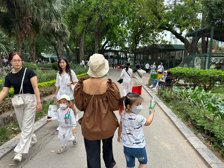 Công viên Thủ Lệ hay còn gọi là vườn thú Hà Nội, nằm cách trung tâm thành phố Hà Nội tầm 5km về hướng Tây. Công viên Thủ Lệ toạ lên trên địa phận của làng Thủ Lệ xưa.