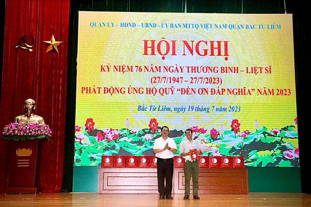 Đồng chí Vũ Hà Bí thư quận ủy, Thành ủy viên, bí thư quận ủy tặng quà gia đình chính sách. Đồng chí Vũ Hà Bí thư quận ủy, Thành ủy viên, bí thư quận ủy tặng quà gia đình chính sách.