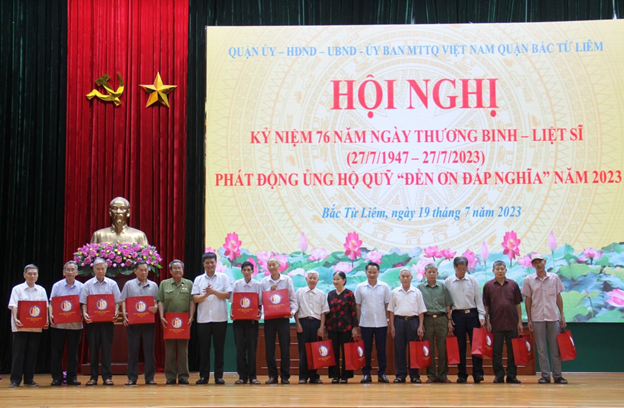 Lãnh đạo Ban Thường vụ quận ủy Bắc Từ Liêm tặng sổ tiết kiệm, quà cho cán bộ lão thành, thương bệnh binh, gia đình chính sách nhân dịp ngày 27/7/2023. Lãnh đạo Ban Thường vụ quận ủy Bắc Từ Liêm tặng sổ tiết kiệm, quà cho cán bộ lão thành, thương bệnh binh, gia đình chính sách nhân dịp ngày 27/7/2023.