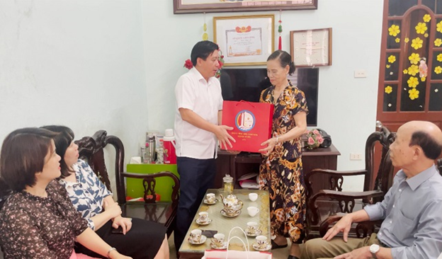 Đồng chí Nguyễn Hữu Tuyên, PBT TT-CTHĐND quận thăm tặng quà gia đình chính sách. Đồng chí Nguyễn Hữu Tuyên, PBT TT-CTHĐND quận thăm tặng quà gia đình chính sách.