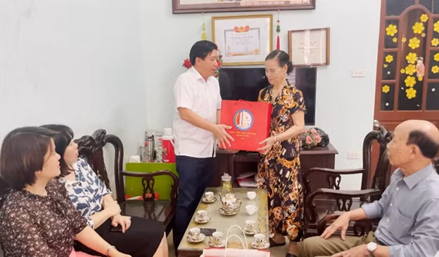 Đồng chí Nguyễn Hữu Tuyên, PBT TT-CTHĐND quận thăm tặng quà gia đình chính sách.