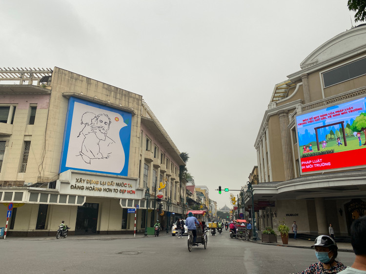 Thời tiết miền Bắc âm u, có lúc mưa rào, gió lạnh do không khí lạnh tăng cường.