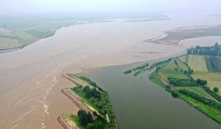 Sông Hoàng Hà chảy qua 9 tỉnh và đổ vào biển Bột Hải, tỉnh Sơn Đông, Trung Quốc. Chiều dài của sông đạt 5.464 km. Tên sông &quot;Hoàng Hà&quot; có nghĩa là &quot;sông vàng&quot;, để chỉ màu vàng của nước, do dòng sông mang nhiều vật liệu có nguồn gốc từ đất vàng (hoàng thổ). Hoàng Hà là một trong số những con sông quan trọng ở Trung Quốc. Ảnh: internet.