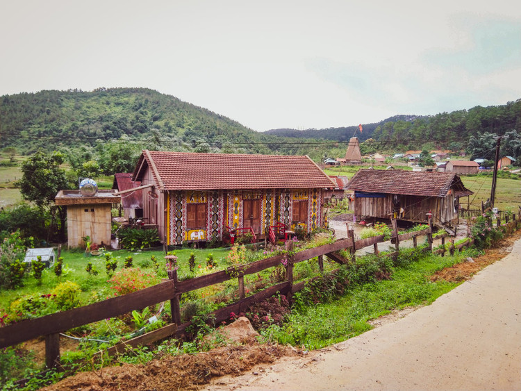 Dù chưa quá nổi tiếng như những địa điểm du lịch khác nhưng Măng Đen đã dần trở thành một điểm sáng trên bản đồ du lịch của tỉnh Kon Tum. Với đặc điểm địa hình chủ yếu là đồi núi thấp xen lẫn với hệ thống sông, hồ, thác nước, Măng Đen như được khoác lên mình một chiếc áo với vẻ đẹp hoang sơ và vô cùng quyến rũ. Ảnh: Lê Tuấn My