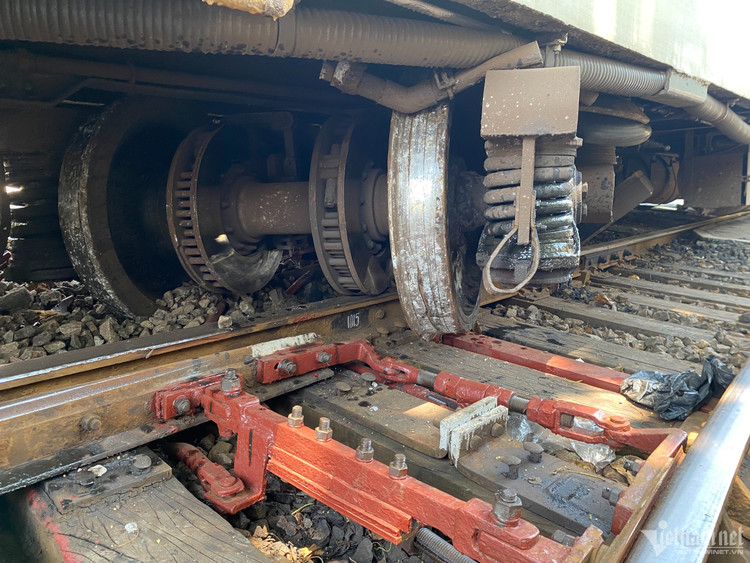 Bánh tàu trật khỏi đường ray. - Ảnh: Vietnamnet