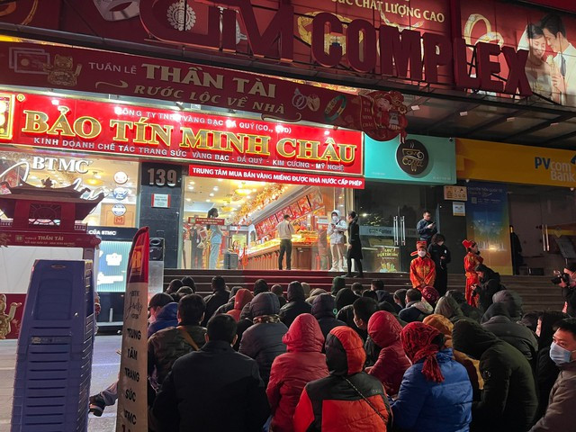 Người dân xếp hàng từ sáng sớm chờ mua vàng ở Hà Nội - Ảnh:cafef