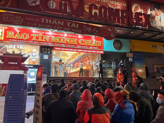 Người dân xếp hàng từ sáng sớm chờ mua vàng ở Hà Nội - Ảnh:cafef